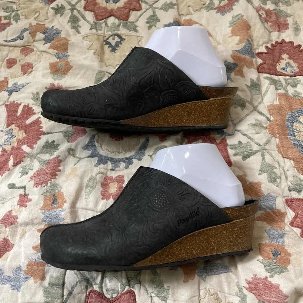 Papillio Birkenstock 39/8 Dana Black Embossed Floral Wedge Clogs Western Boho